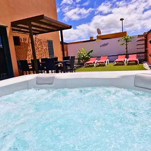 Sunrise Surf House, Big Garden, Hot Tub, Parking, Super-Fast Free Wi-Fi , Corralejo Spagna